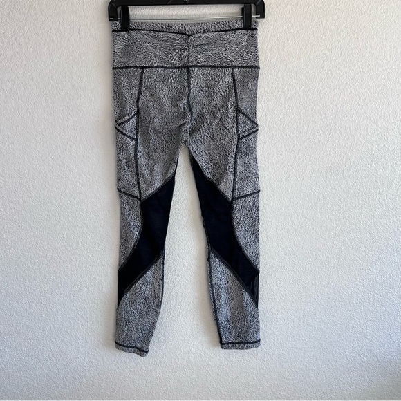 Lululemon Outrun Tight
Power Luxtreme Spray Jacquard White Black / Black - Picture 4 of 6